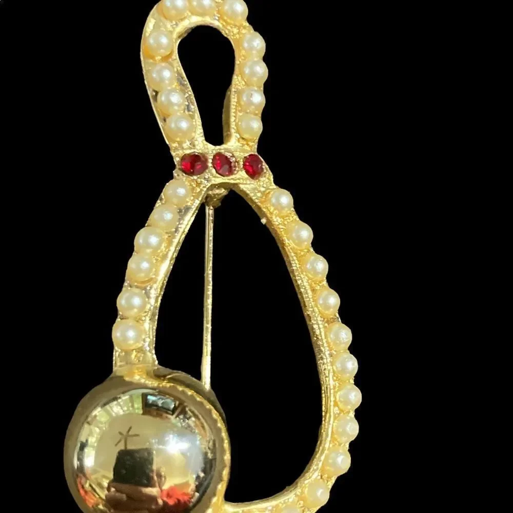 BEJEWELED BOWLING PIN BROOCH / EUC
